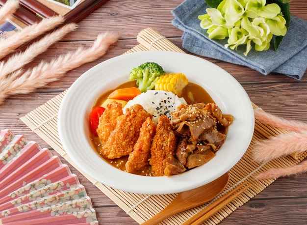 Arroz al curry con pollo y ternera doble servido en un plato aislado en la vista superior de la mesa de la comida de Taiwán