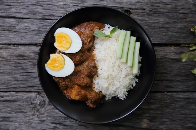 Arroz al curry sobre fondo de madera