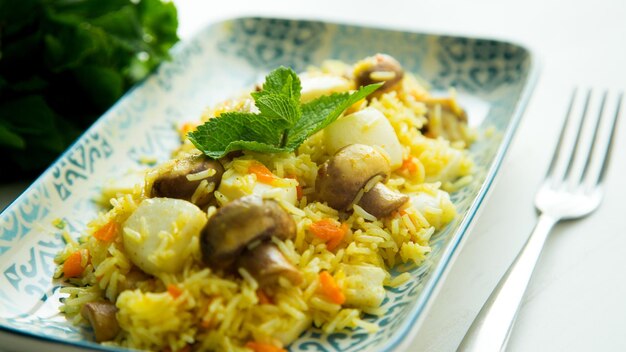 Arroz al curry con verduras y pasas y sepia.