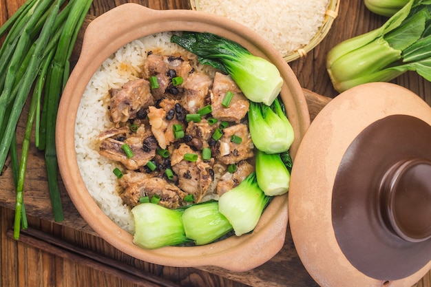 Arroz al estilo cantonés con arroz guisado con costillas