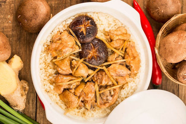 Arroz al estilo cantonés con pollo y champiñones