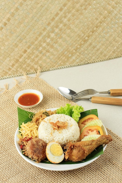 Foto arroz al vapor nasi uduk o nasi lemak con varias guarniciones