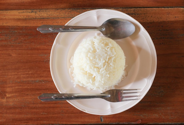 arroz al vapor en un plato