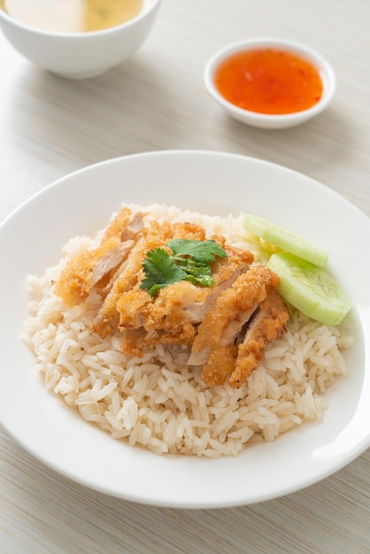 Arroz al vapor con pollo frito o arroz con pollo Hainan - estilo de comida asiática
