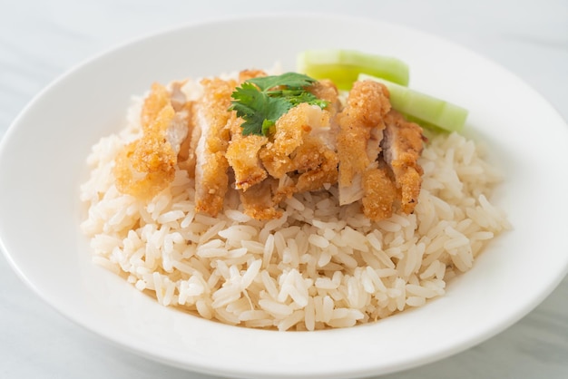Arroz al vapor con pollo frito o arroz con pollo Hainan - estilo de comida asiática