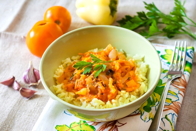 Arroz al vapor con verduras guisadas y cúrcuma