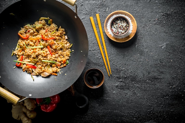 Arroz al wok con salsa de soja especiada y pimiento morrón