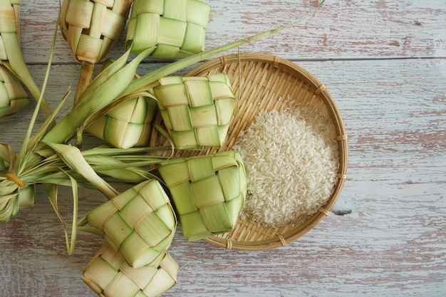 Arroz con albóndigas o ketupat en la mesa