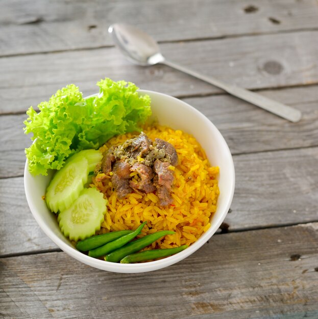 Arroz amarelo muçulmano com carne frita