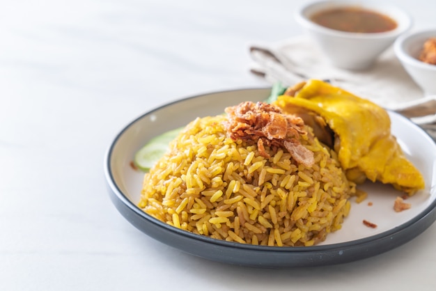 Arroz amarelo muçulmano com frango