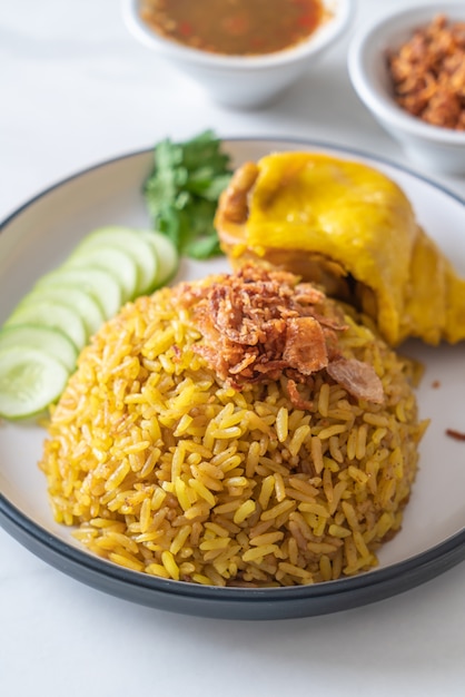 Arroz amarelo muçulmano com frango