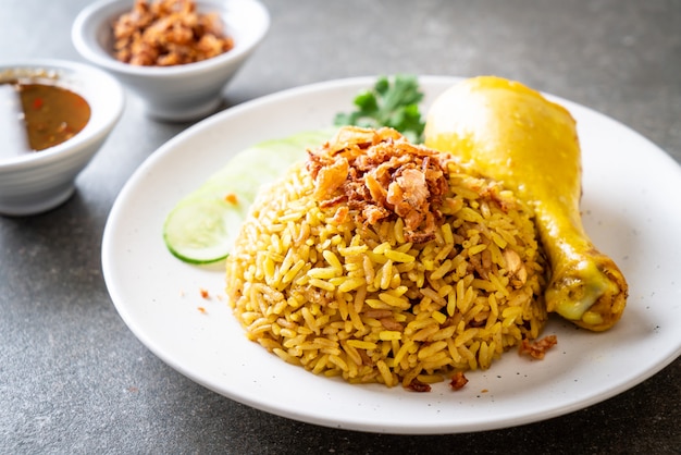 Arroz amarelo muçulmano com frango