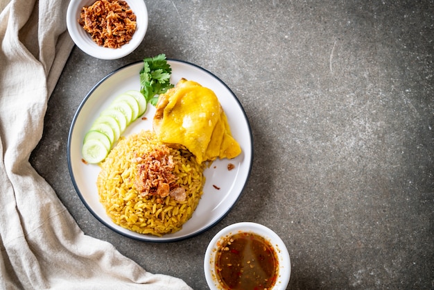 Arroz amarillo musulmán con pollo