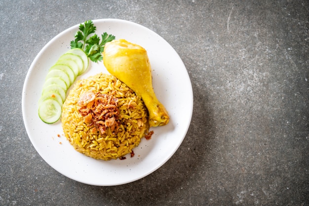Foto arroz amarillo musulmán con pollo