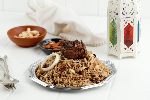 Arroz árabe popular Lamb Madghout com carne de vaca ou cordeiro durante o Ramadã