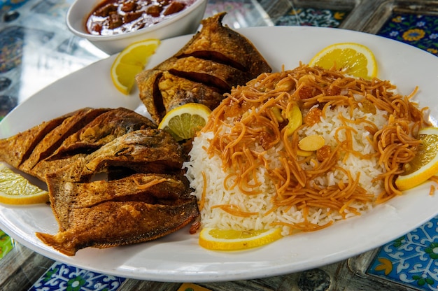 Arroz árabe tradicional mixto y pescado a la plancha.