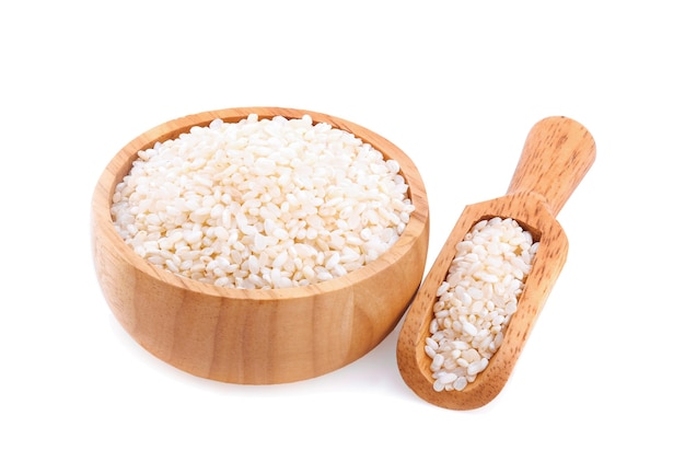 Arroz arbóreo isolado em um fundo branco