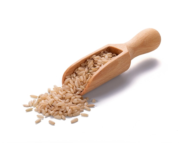 Arroz de arroz integral salvaje sin pulir en una cuchara de madera y en un recipiente aislado sobre fondo blanco.