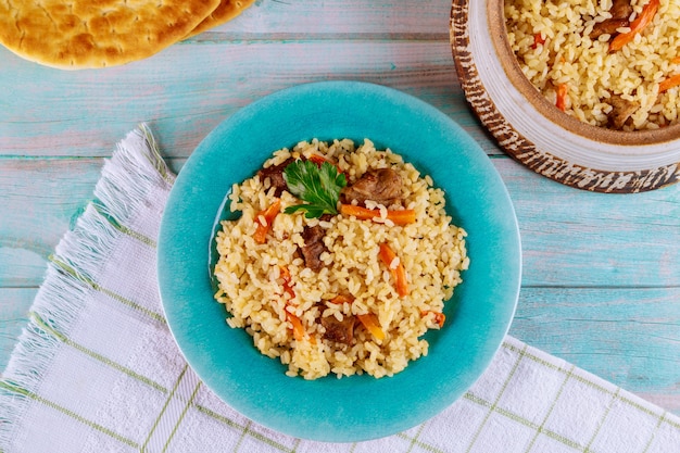 Arroz asiático com vegetais e carne.