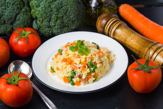 Foto arroz asiático frito con huevos