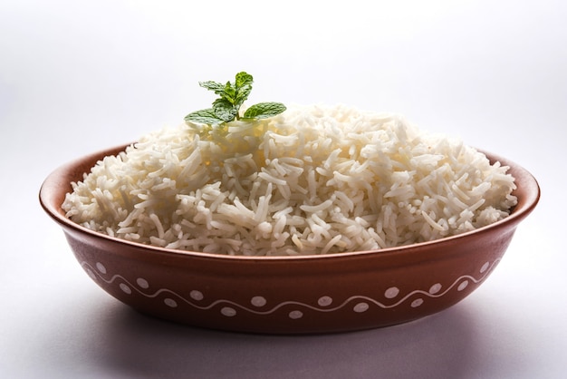 Arroz basmati blanco cocido en cuenco de terracota