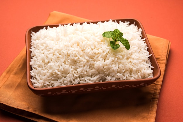 Arroz basmati blanco cocido en cuenco de terracota