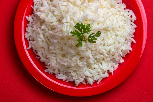 Foto arroz basmati blanco cocido en un plato rojo