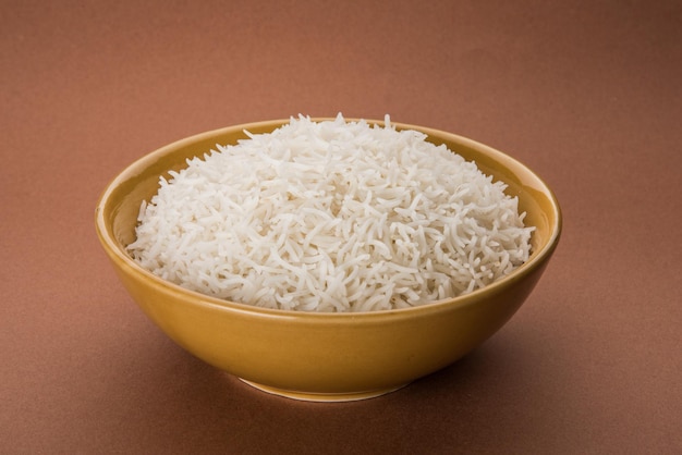 Arroz basmati blanco indio cocido normal en un recipiente de cerámica, el enfoque selectivo