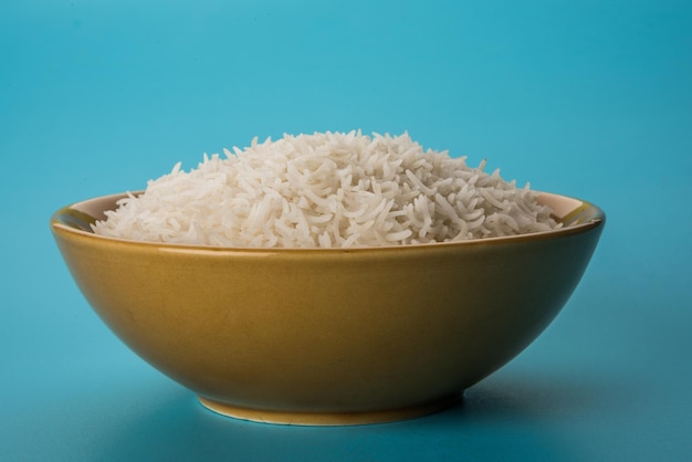 Arroz basmati blanco indio cocido normal en un recipiente de cerámica, el enfoque selectivo