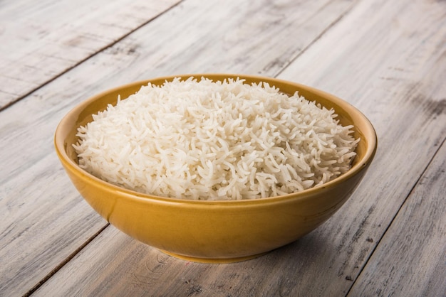 Arroz basmati blanco indio cocido normal en un recipiente de cerámica, el enfoque selectivo