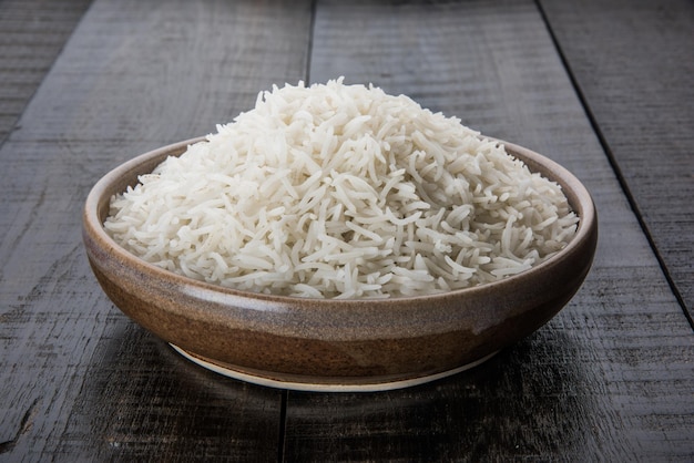 Arroz basmati blanco indio cocido normal en un recipiente de cerámica, el enfoque selectivo