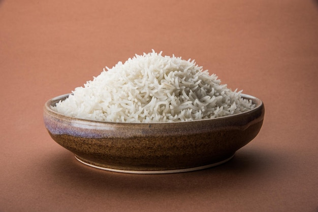 Foto arroz basmati blanco indio cocido normal en un recipiente de cerámica, el enfoque selectivo