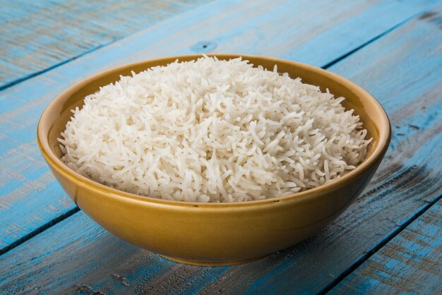 Arroz basmati branco indiano cozido simples em uma tigela de cerâmica, foco seletivo