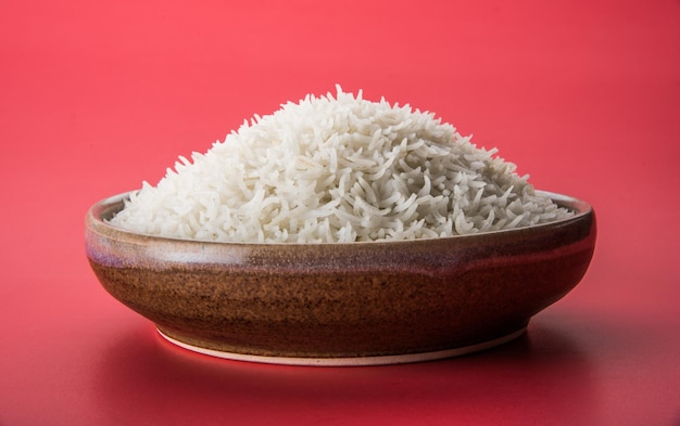 Arroz basmati branco indiano cozido simples em uma tigela de cerâmica, foco seletivo