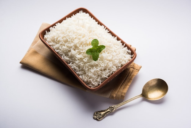 Arroz basmati branco puro cozido em tigela de terracota