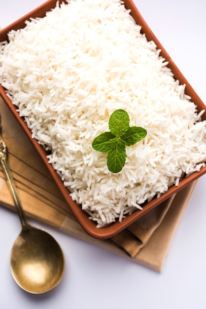 Arroz basmati branco puro cozido em tigela de terracota