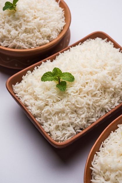 Foto arroz basmati branco puro cozido em tigela de terracota