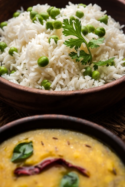 Arroz basmati de guisantes o matar pulav, servido con dal simple