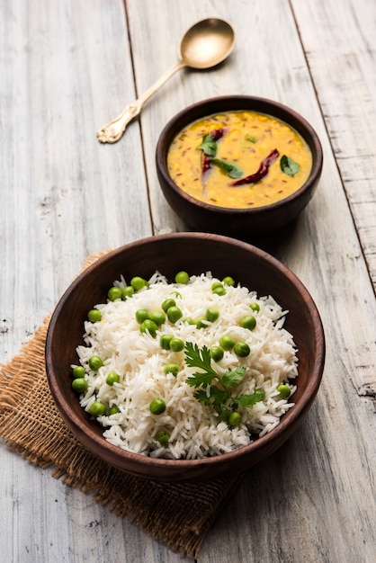 Arroz basmati de guisantes o matar pulav, servido con dal simple