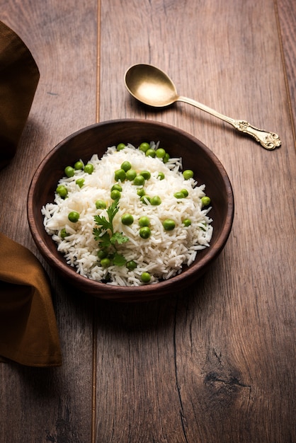 Arroz basmati de guisantes o matar pulav, servido con dal simple