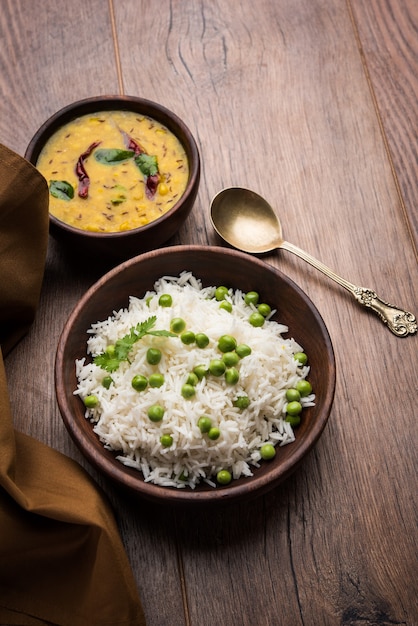 Arroz basmati de guisantes o matar pulav, servido con dal simple