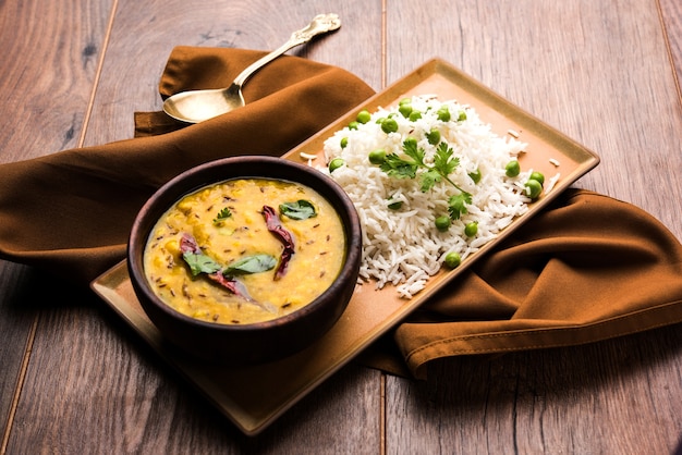 Arroz basmati de guisantes o matar pulav, servido con dal simple