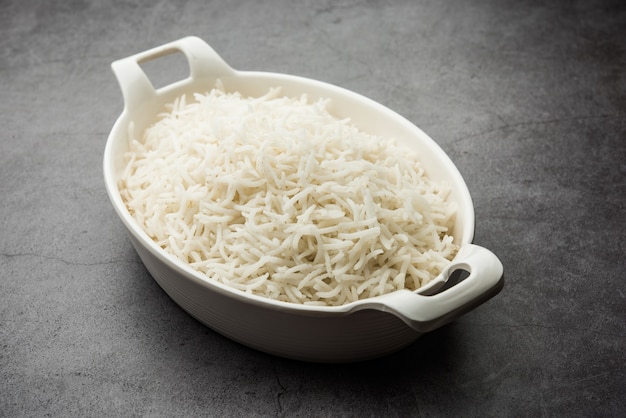 El arroz basmati largo cocido es un plato principal indio que se sirve en un tazón. enfoque selectivo