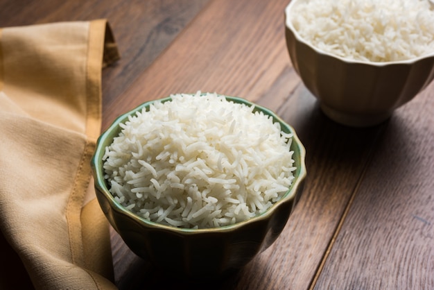 El arroz basmati largo cocido es un plato principal indio que se sirve en un tazón. enfoque selectivo