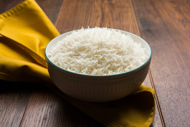 El arroz basmati largo cocido es un plato principal indio que se sirve en un tazón. enfoque selectivo