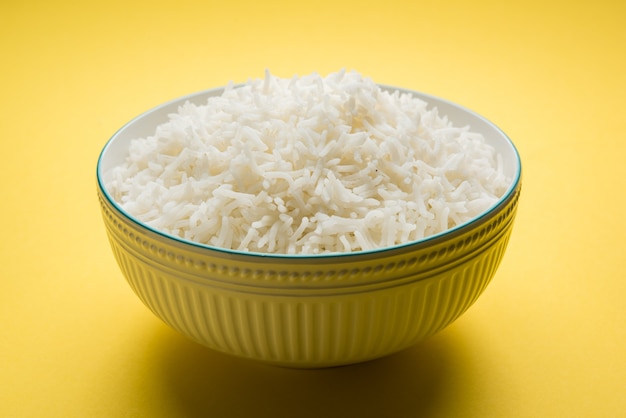 El arroz basmati largo cocido es un plato principal indio que se sirve en un tazón. enfoque selectivo