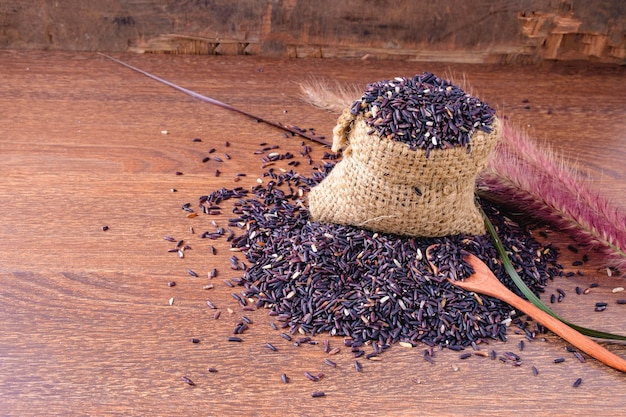 arroz Berry en una bolsa marrón