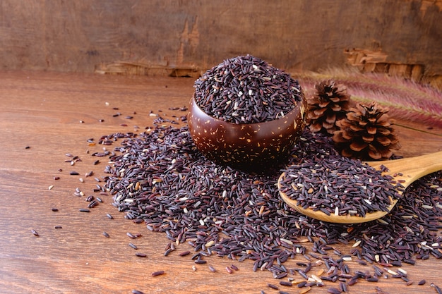 Arroz Berry en mesa de madera