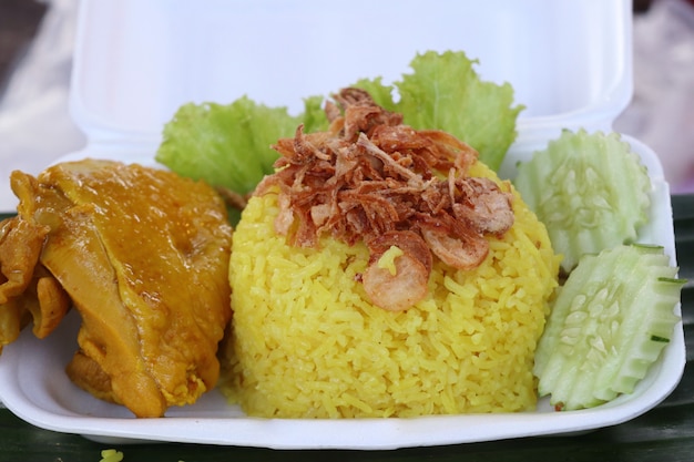 Foto arroz biryani com frango