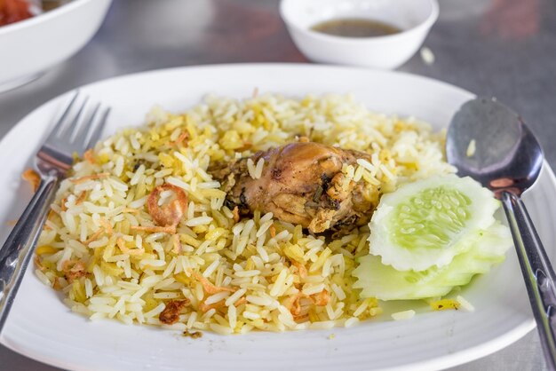 Arroz con biryani de pollo al curry